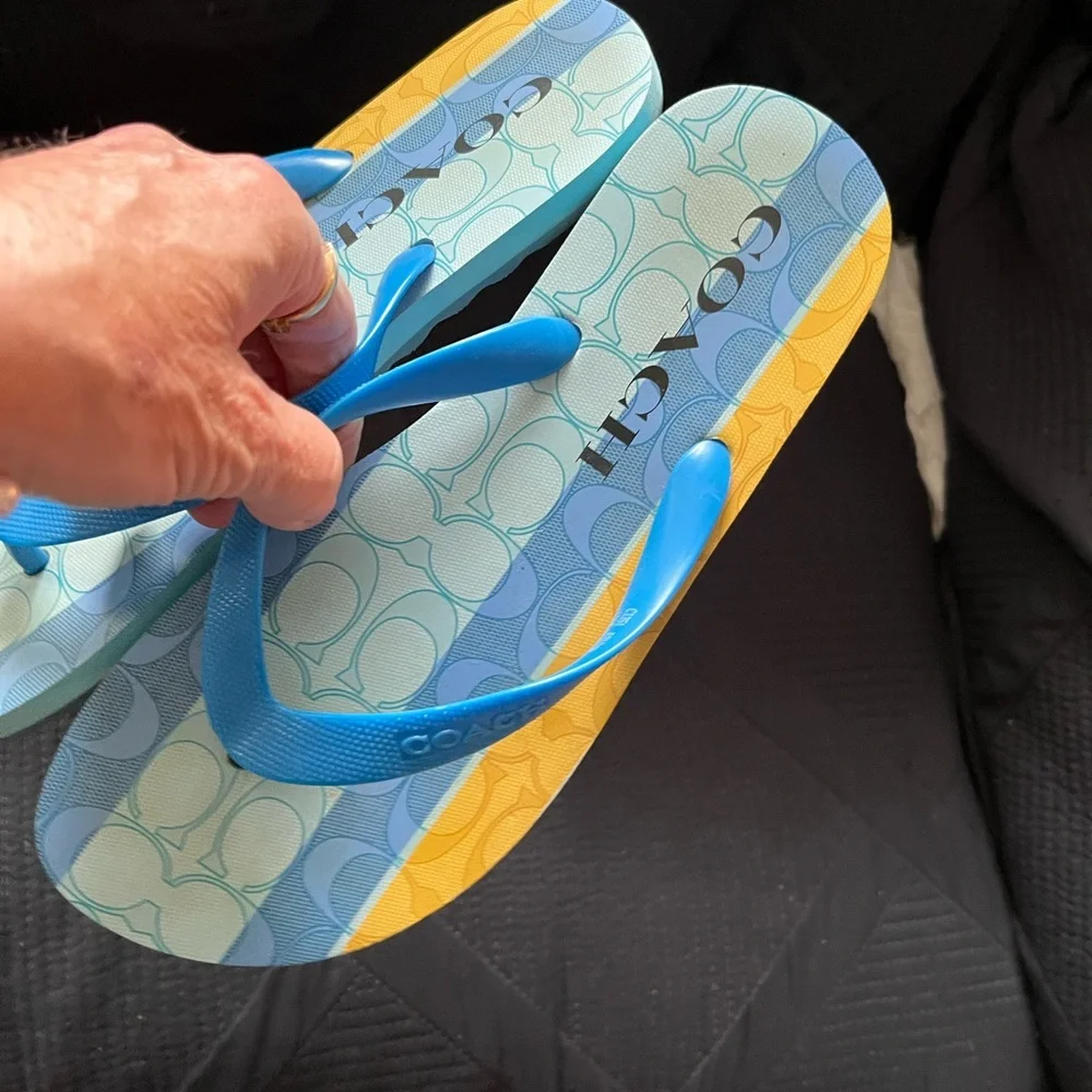NWOT CUTE COACH FLIP FLOPS SIZE 8 - Picture 3 of 5